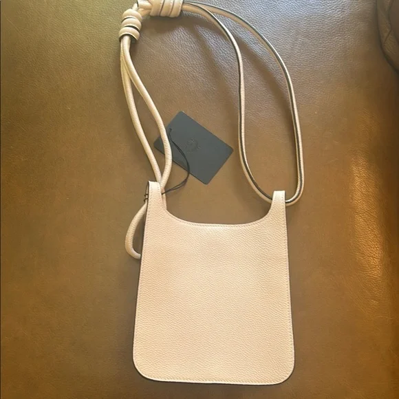 MCM Cream Crossbody Bag with Elegant Strap Design - Picture 2 of 2